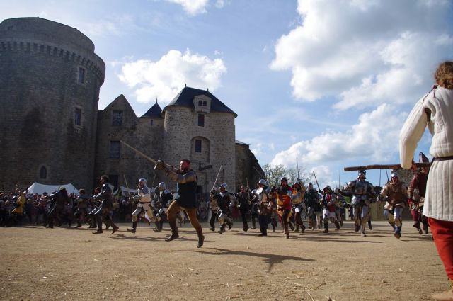 Château Saint Mesmin, rassemblement de compagnies médiévales