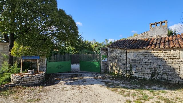 Le parking du gîte est juste derrière