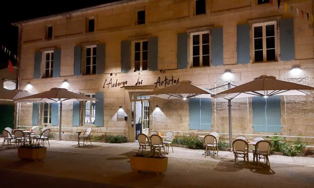 Terrasse côté rue L'Auberge des Artistes