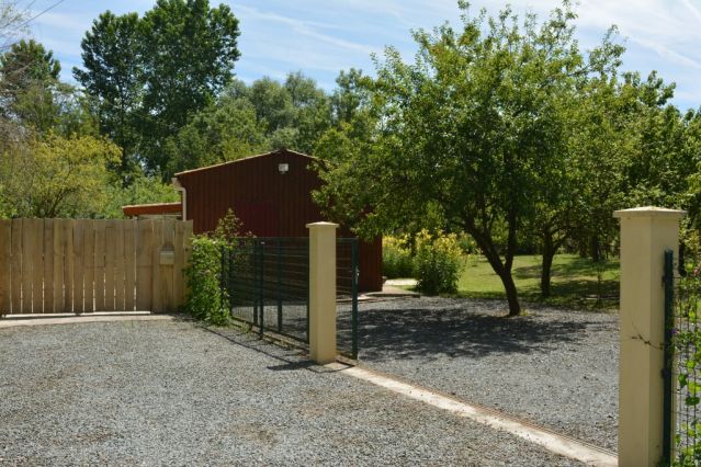 Parking fermé sur propriété