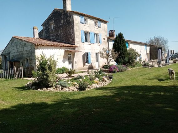 Hébergement en gîte ou chambres d'hôtes dans une ancienne ferme maraîchine.