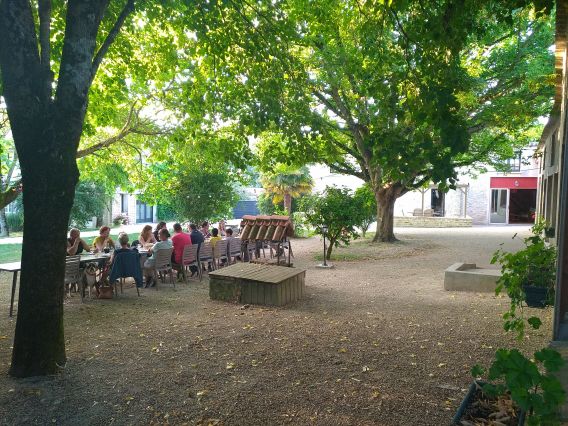 Partagez un moment convivial autour d'un repas local et fermier